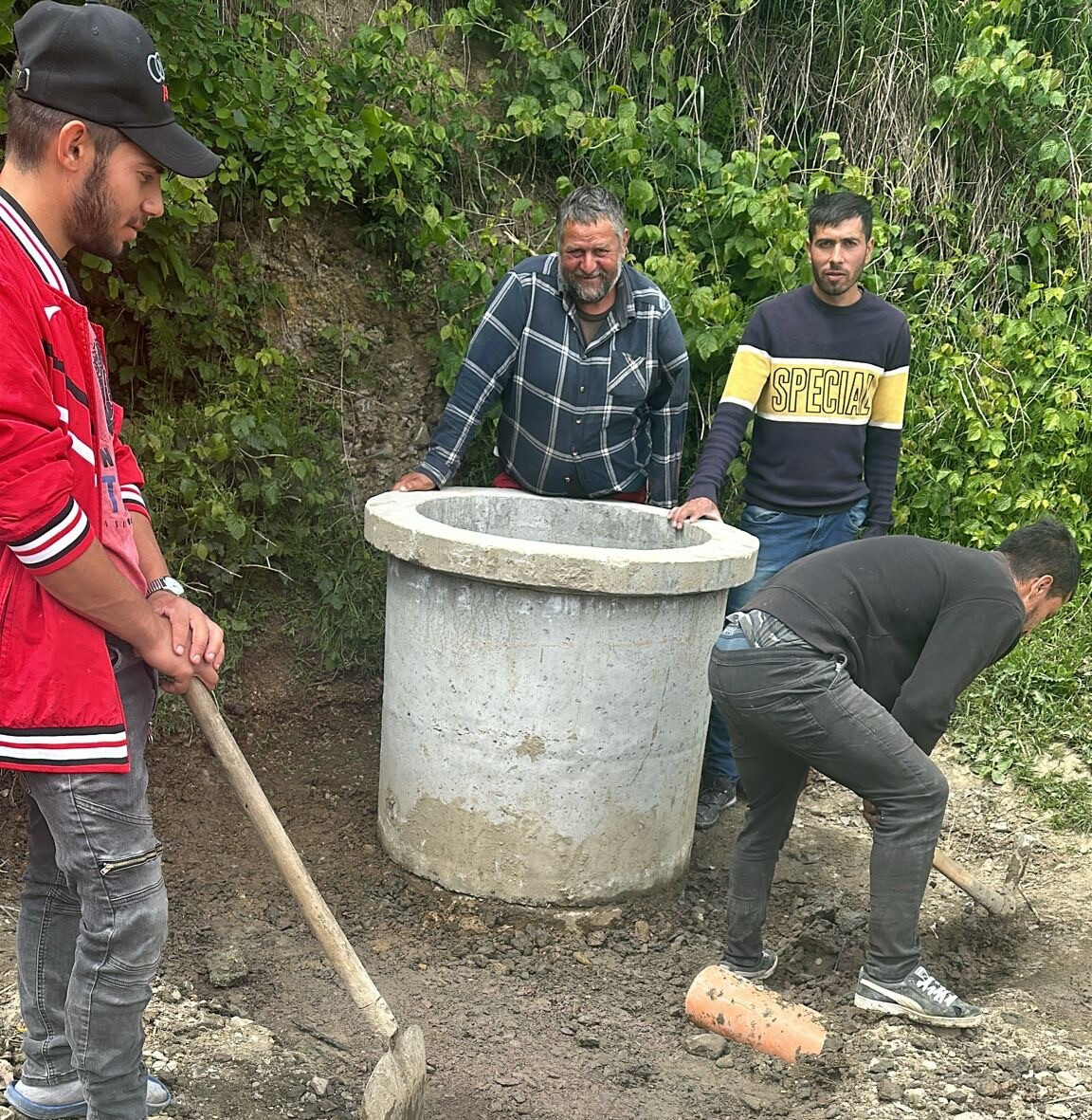 Menschen beim Brunnenbau